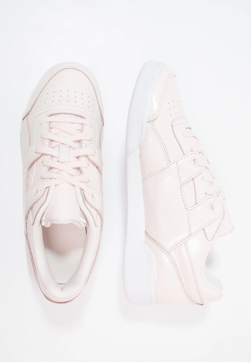 Reebok Classic Femme W/O LO PLUS IRIDESCENT Baskets Basses Pale Pink/white 2 Reebok Classic Femme W/O LO PLUS IRIDESCENT Baskets Basses Pale Pink/white – Image 2