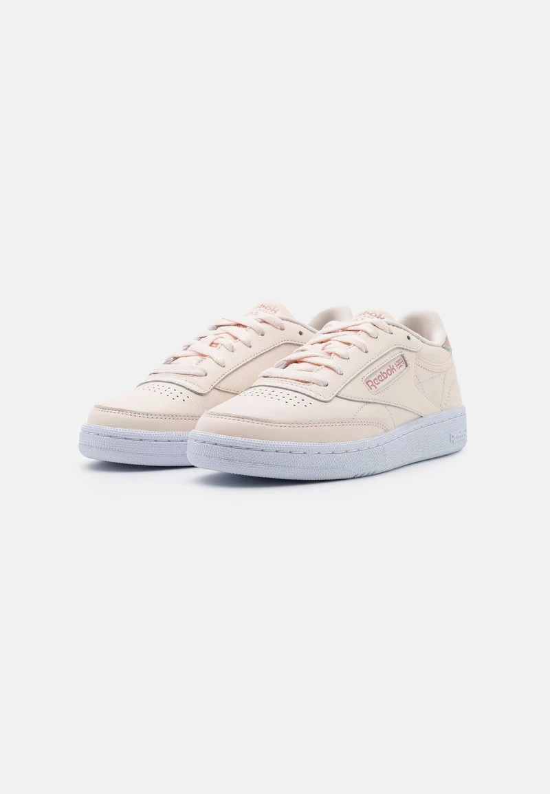 Reebok Classic Femme CLUB C 85 Baskets Basses Ceramic Pink/blush Metallic/footwear White 3 Reebok Classic Femme CLUB C 85 Baskets Basses Ceramic Pink/blush Metallic/footwear White – Image 3