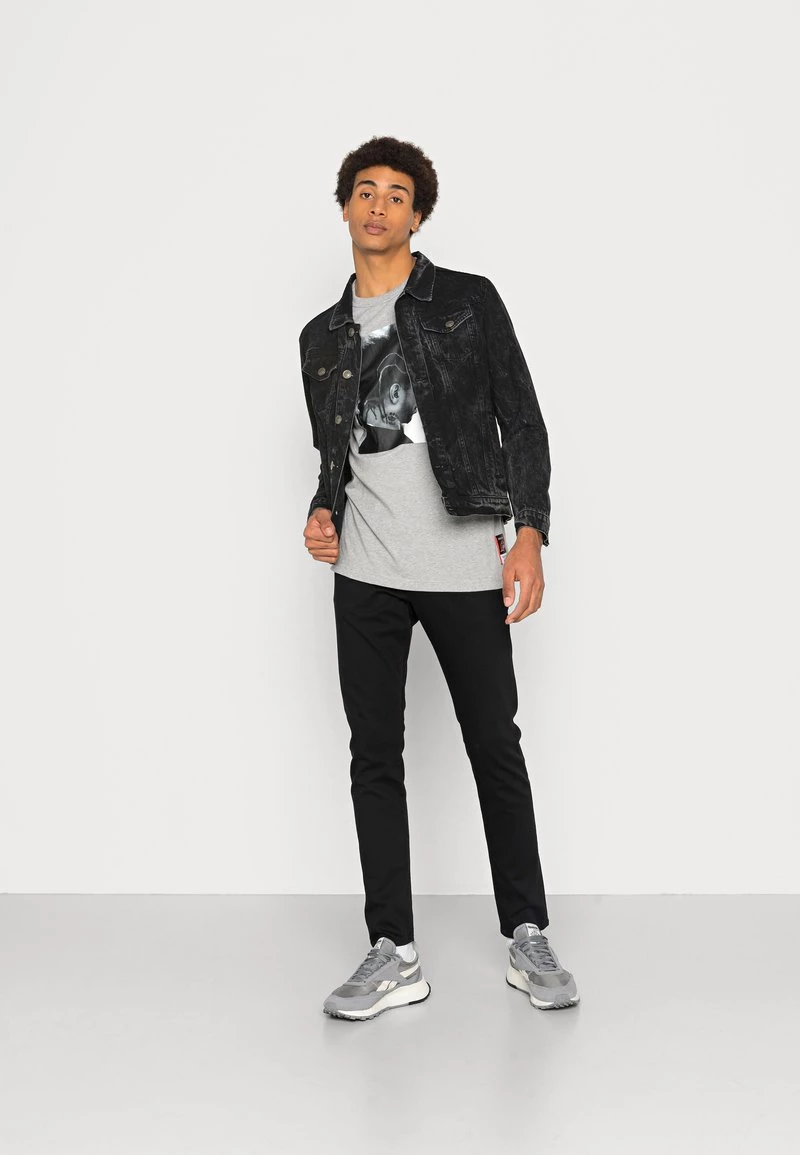 Reebok Classic Homme IVERSON BRAIDS T Shirt Imprimé Medium Grey Heather 2 Reebok Classic Homme IVERSON BRAIDS T Shirt Imprimé Medium Grey Heather – Image 2