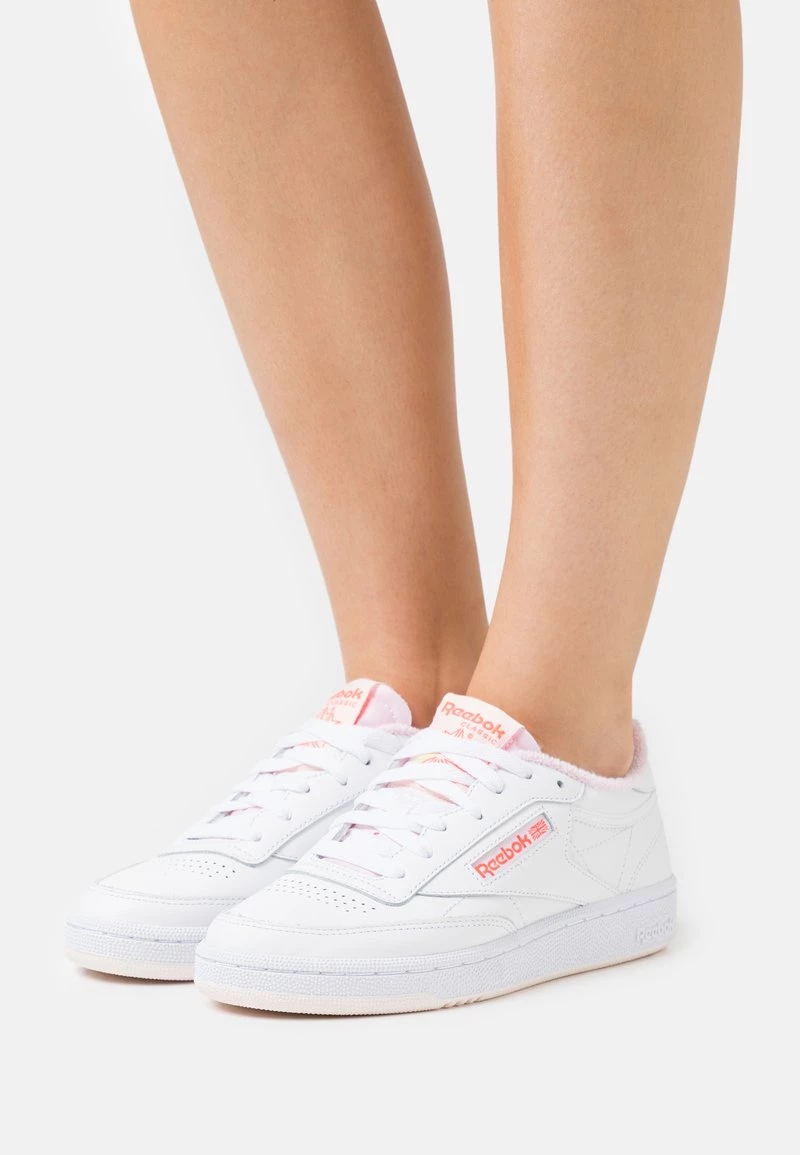 Reebok Classic Femme CLUB C 85 Baskets Basses White/ceramic Pink/orange Flare 1 Reebok Classic Femme CLUB C 85 Baskets Basses White/ceramic Pink/orange Flare
