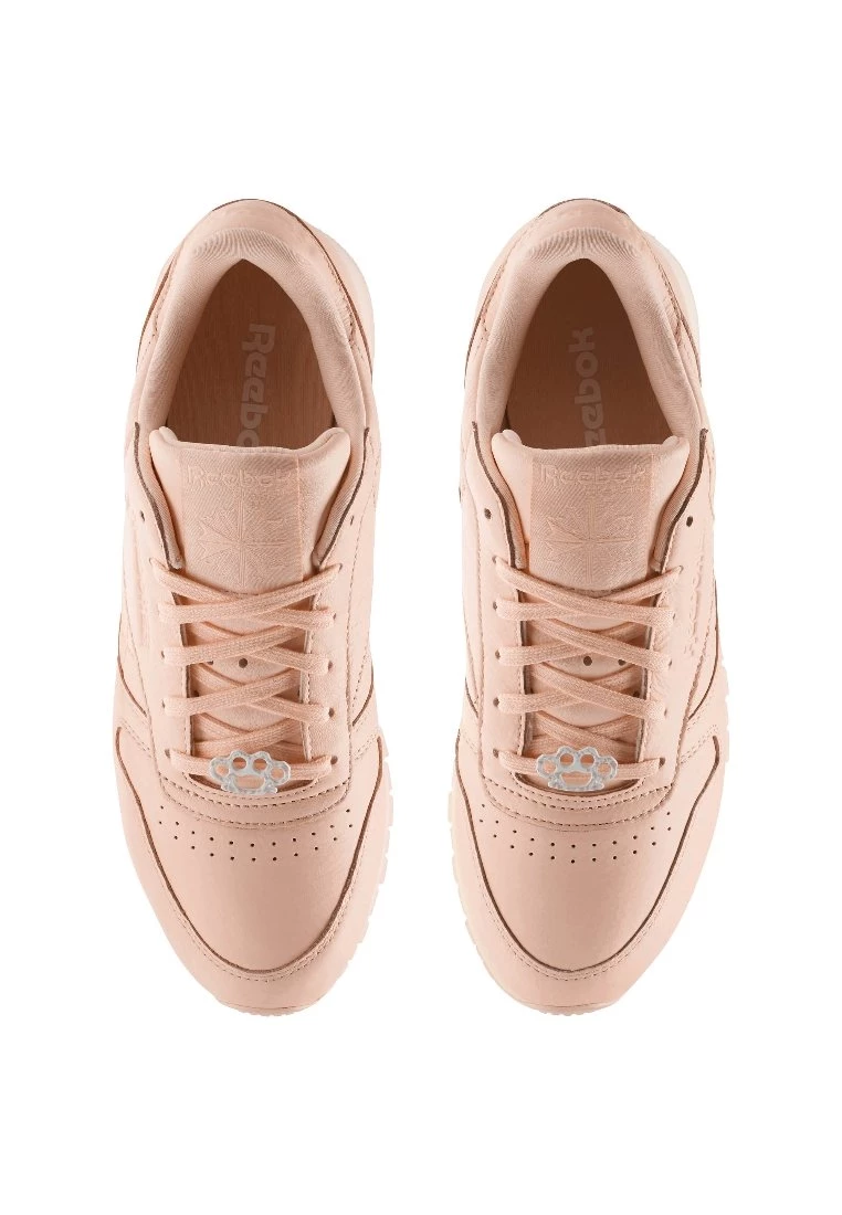 Reebok Classic Femme CLASSIC L Baskets Basses Peach Twist/sleek Met 2 Reebok Classic Femme CLASSIC L Baskets Basses Peach Twist/sleek Met – Image 2