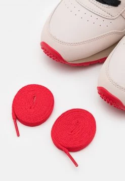 REEBOK CLASSIC X CASA DE PAPEL CLASSIC LEATHER UNISEX Baskets Basses Moon White/pebble/vector Red -Reebok Classic Soldes Magasin 21766903139f455c8fe62c1d995e4e67