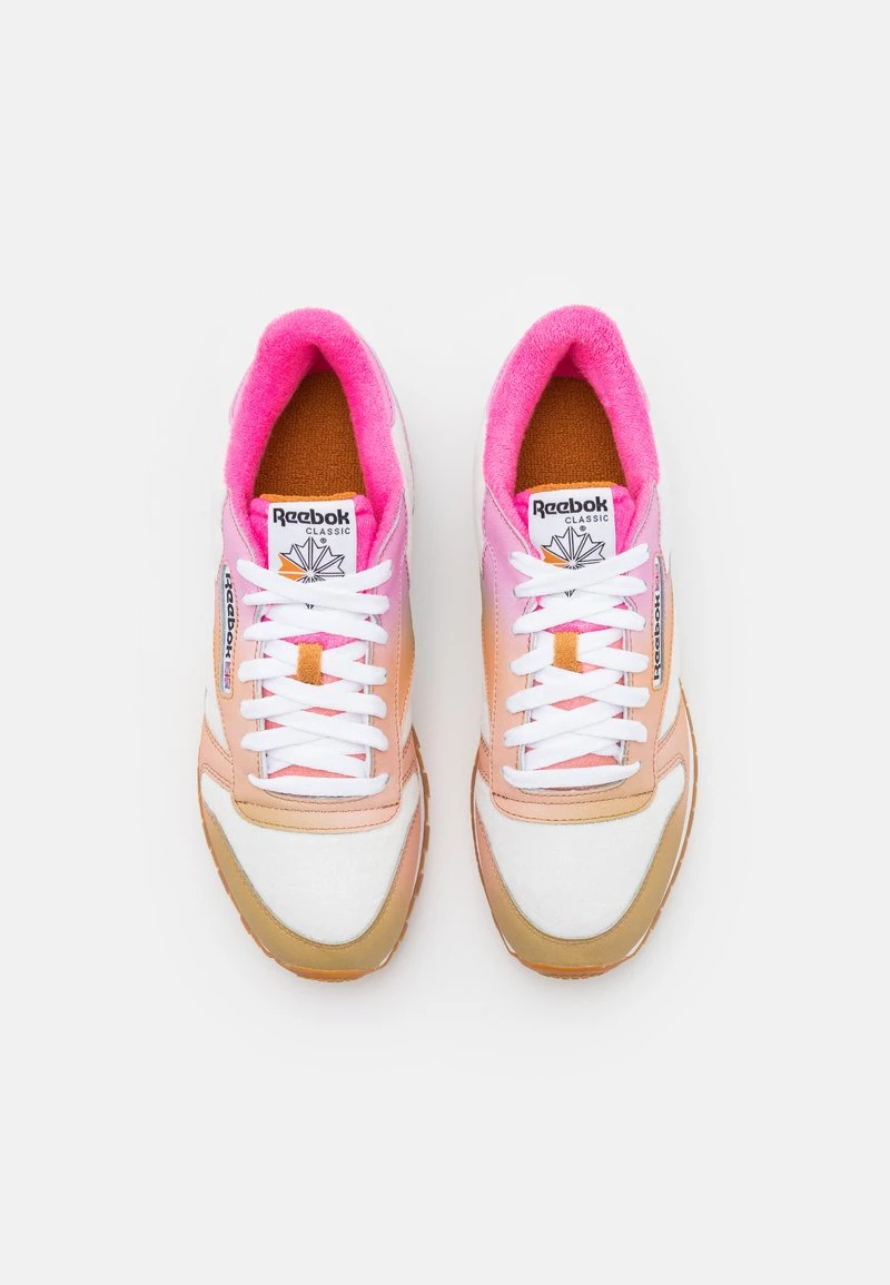 Reebok Classic CLASSIC DANIEL MOON UNISEX Baskets Basses Chalk/atomic Pink/radiant Ochre 4 Reebok Classic CLASSIC DANIEL MOON UNISEX Baskets Basses Chalk/atomic Pink/radiant Ochre – Image 4