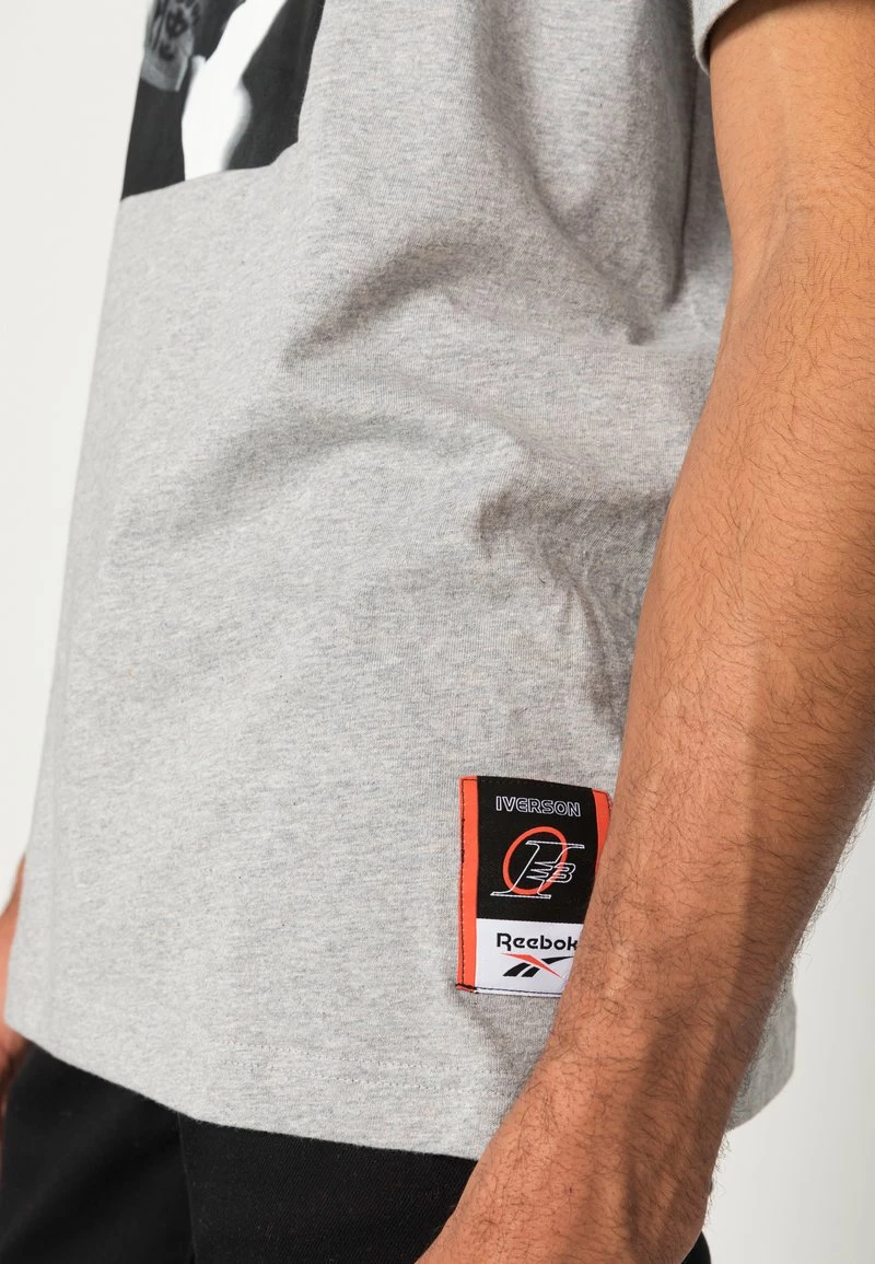 Reebok Classic Homme IVERSON BRAIDS T Shirt Imprimé Medium Grey Heather 5 Reebok Classic Homme IVERSON BRAIDS T Shirt Imprimé Medium Grey Heather – Image 5