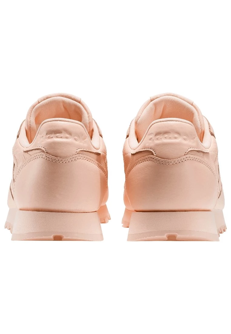 Reebok Classic Femme CLASSIC L Baskets Basses Peach Twist/sleek Met 4 Reebok Classic Femme CLASSIC L Baskets Basses Peach Twist/sleek Met – Image 4