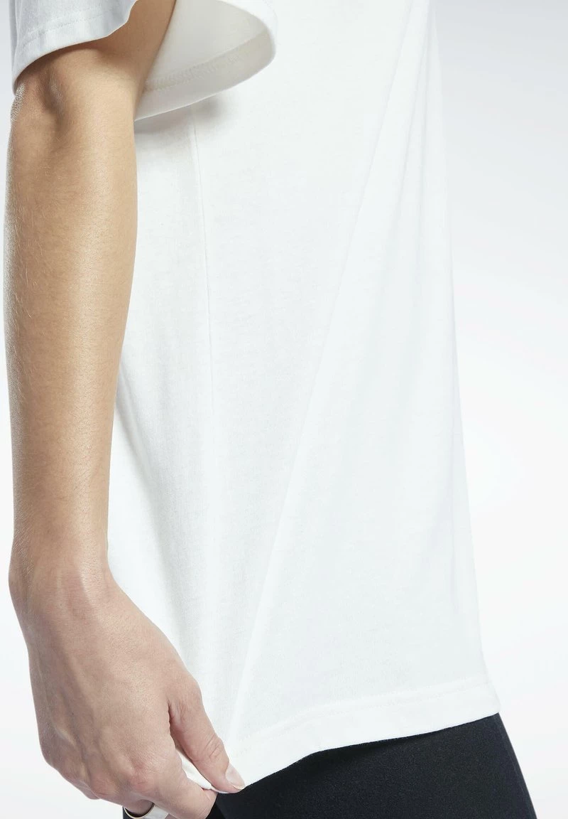 Reebok Classic FREESTYLE GRAPHICS T Shirt Imprimé White Femme 6 Reebok Classic FREESTYLE GRAPHICS T Shirt Imprimé White Femme – Image 6