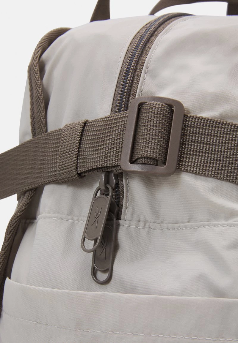 Reebok Classic CLASSIC TAILORED PACKABLE GRIP SEASONAL UNISEX Sac De Sport Sand Stone 4 Reebok Classic CLASSIC TAILORED PACKABLE GRIP SEASONAL UNISEX Sac De Sport Sand Stone – Image 4