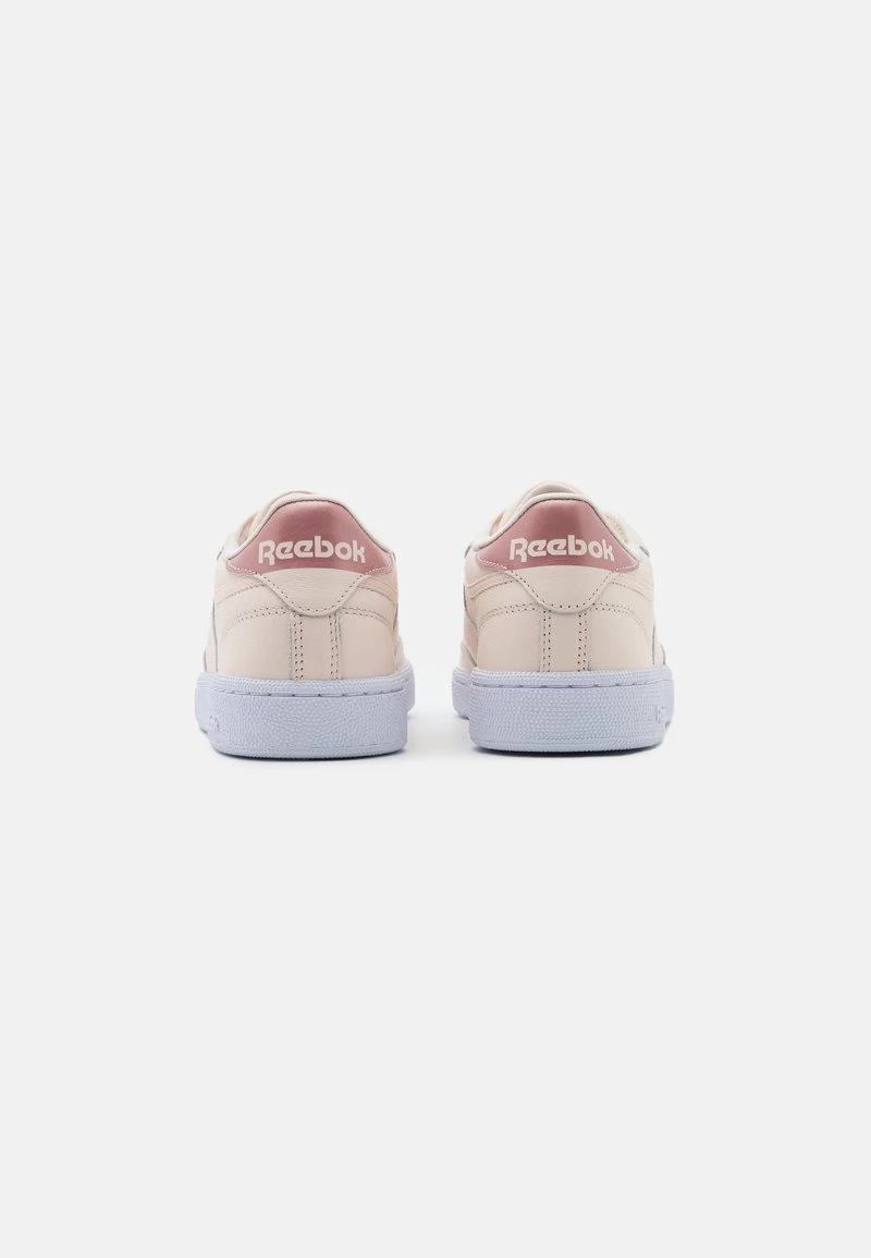 Reebok Classic Femme CLUB C 85 Baskets Basses Ceramic Pink/blush Metallic/footwear White 4 Reebok Classic Femme CLUB C 85 Baskets Basses Ceramic Pink/blush Metallic/footwear White – Image 4