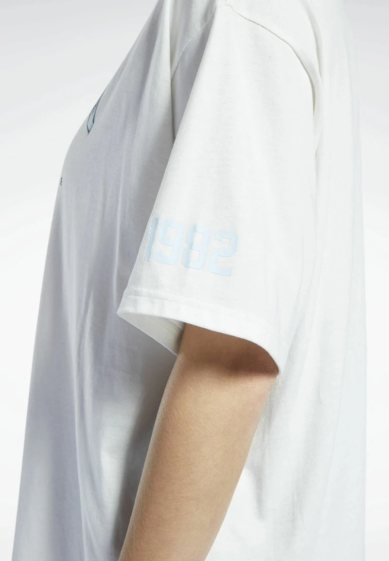 Reebok Classic FREESTYLE GRAPHICS T Shirt Imprimé White Femme 5 Reebok Classic FREESTYLE GRAPHICS T Shirt Imprimé White Femme – Image 5