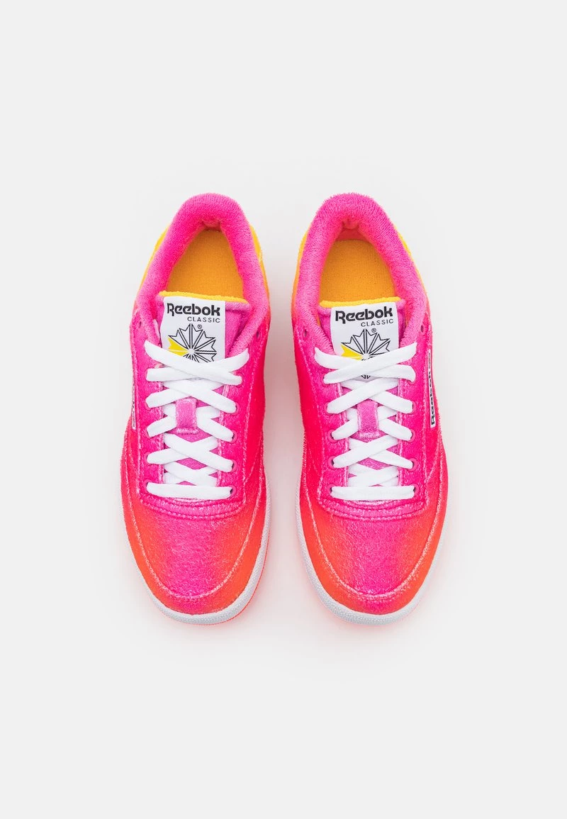 Reebok Classic CLUB C 85 DANIEL MOON UNISEX Baskets Basses Atomic Pink/pantone 4 Reebok Classic CLUB C 85 DANIEL MOON UNISEX Baskets Basses Atomic Pink/pantone – Image 4