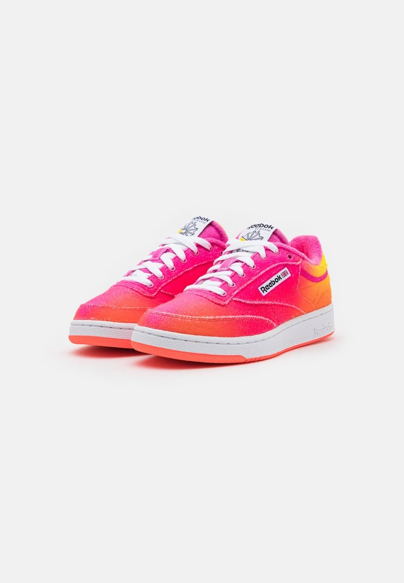 Reebok Classic CLUB C 85 DANIEL MOON UNISEX Baskets Basses Atomic Pink/pantone 2 Reebok Classic CLUB C 85 DANIEL MOON UNISEX Baskets Basses Atomic Pink/pantone – Image 2