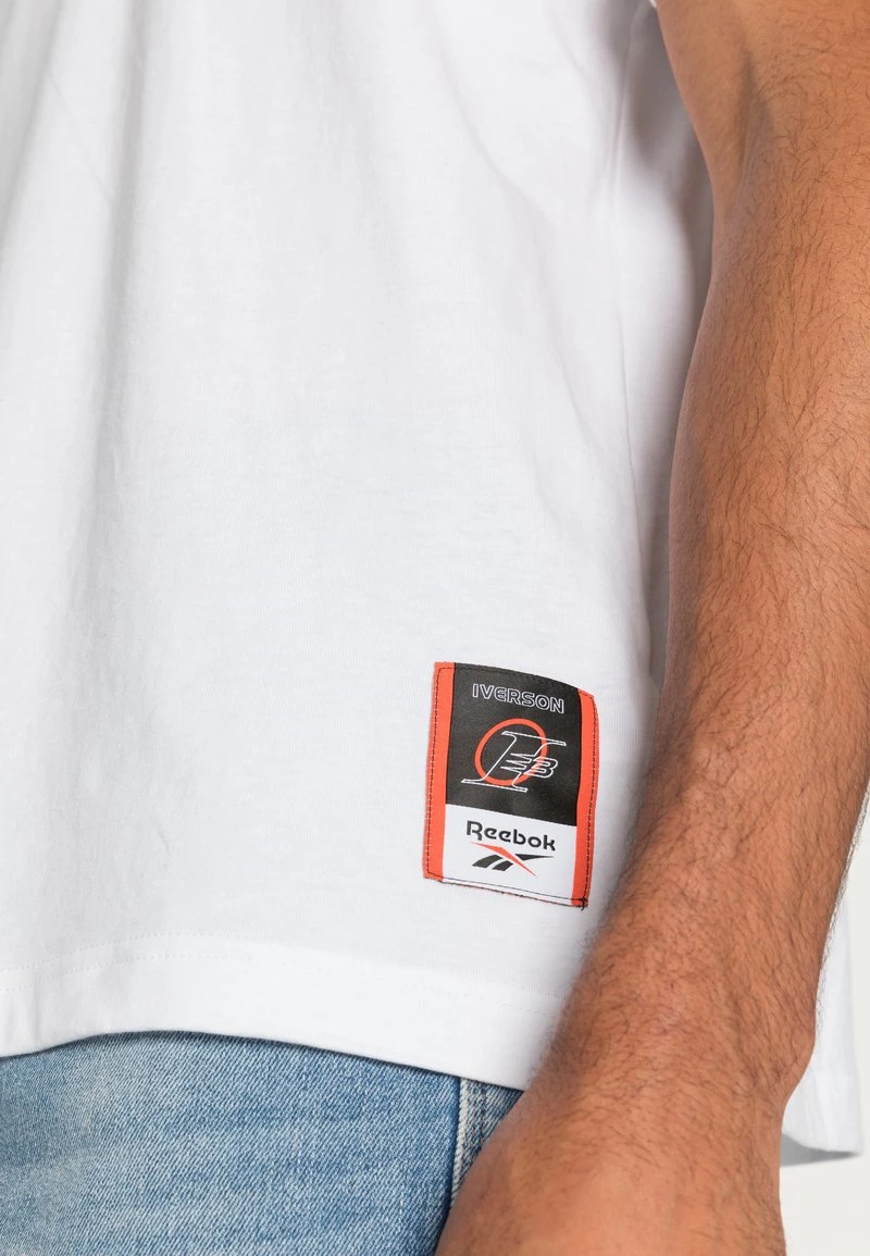 Reebok Classic Homme IVERSON T Shirt Imprimé White 5 Reebok Classic Homme IVERSON T Shirt Imprimé White – Image 5