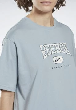 Reebok Classic FREESTYLE GRAPHICS T Shirt Imprimé Blue Femme -Reebok Classic Soldes Magasin 75826f17c59e4b95baaf5705086dbf07