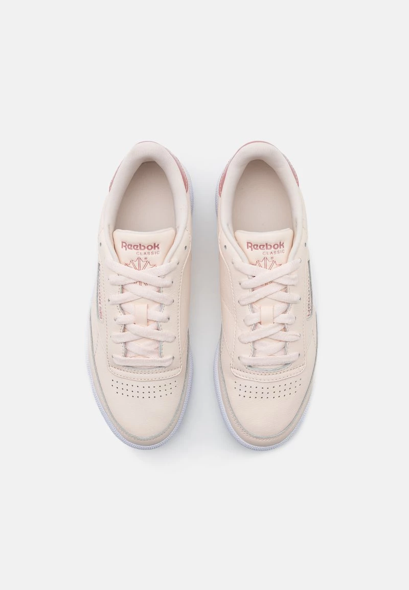 Reebok Classic Femme CLUB C 85 Baskets Basses Ceramic Pink/blush Metallic/footwear White 6 Reebok Classic Femme CLUB C 85 Baskets Basses Ceramic Pink/blush Metallic/footwear White – Image 6
