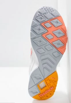 Reebok Classic AZTREK Baskets Basses White/stellar Pink Unisex -Reebok Classic Soldes Magasin 8bc18a42c2c947be997ac0b530f87125