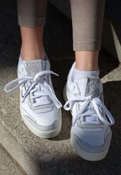 Reebok Classic CLUB C LEGACY UNISEX Baskets Basses White/chalk 12 Reebok Classic CLUB C LEGACY UNISEX Baskets Basses White/chalk -Reebok Classic Soldes Magasin 8c6c72c3b52d4dddae356631a294bbb6