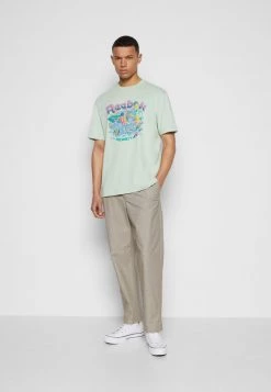 Reebok Classic Homme DESTINATION TEE T Shirt Imprimé Light Sage -Reebok Classic Soldes Magasin 91c0f4831abd4dcbac1c13909517d9f5