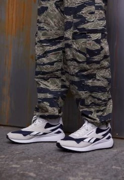 Reebok Classic CL LEGACY UNISEX Baskets Basses Vector Navy/chalk/footwear White 10 Reebok Classic CL LEGACY UNISEX Baskets Basses Vector Navy/chalk/footwear White -Reebok Classic Soldes Magasin 9a2bd47444cb46f2a5af785b80d1dd30