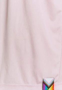 Reebok Classic PRIDE TEE UNISEX T Shirt Imprimé Frost Berry -Reebok Classic Soldes Magasin aaf9148c6d574bd088b607bf7ce89e09