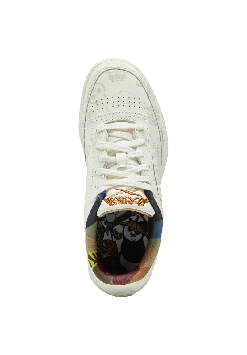 Reebok Classic Unisex CLUB C 85 KUNG FU PANDA Baskets Basses White 2 Reebok Classic Unisex CLUB C 85 KUNG FU PANDA Baskets Basses White – Image 2