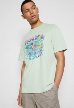 Reebok Classic Homme DESTINATION TEE T Shirt Imprimé Light Sage -Reebok Classic Soldes Magasin be7608f1792d4f848cb51eaf7114ce40