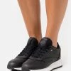 Reebok Classic Femme CLASSIC SP VEGAN Baskets Basses Core Black/pure Grey
