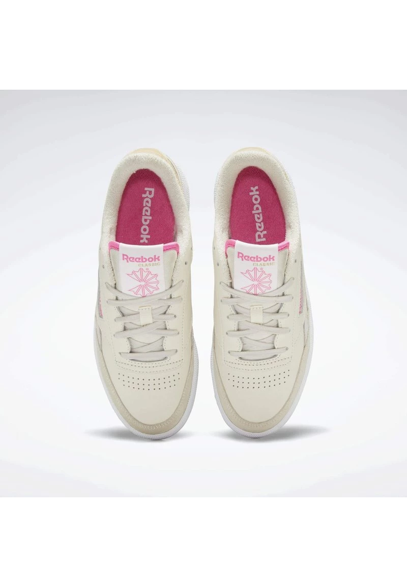 Reebok Classic CLUB C REVENGE Baskets Basses Beige Femme 3 Reebok Classic CLUB C REVENGE Baskets Basses Beige Femme – Image 3