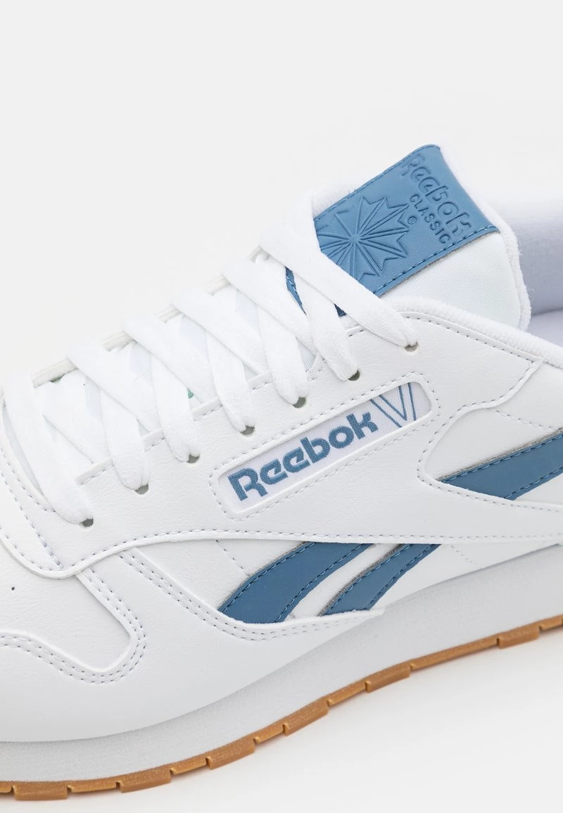 Reebok Classic CL VEGAN UNISEX Baskets Basses Footwear White/blue Slate 6 Reebok Classic CL VEGAN UNISEX Baskets Basses Footwear White/blue Slate – Image 6