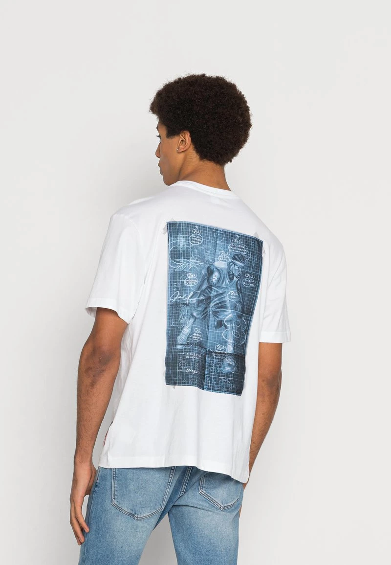 Reebok Classic Homme IVERSON T Shirt Imprimé White 3 Reebok Classic Homme IVERSON T Shirt Imprimé White – Image 3