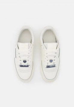 Reebok Classic CLUB C 85 Baskets Basses Chalk/noble Grey Metallic Femme -Reebok Classic Soldes Magasin e907a4447a884e6c80d1e1ff9159323a