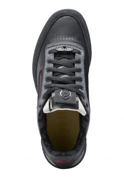 REEBOK CLASSIC X CASA DE PAPEL CLUB C UNISEX Baskets Basses Gravel/nocturnal Grey/vector Red -Reebok Classic Soldes Magasin ed420fc83a8b478daeac00b4499309db