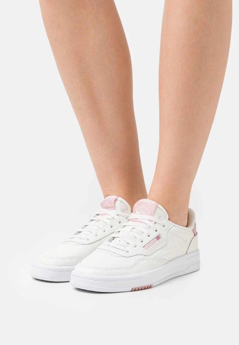 Reebok Classic COURT PEAK Baskets Basses Chalk/pantone Femme 1 Reebok Classic COURT PEAK Baskets Basses Chalk/pantone Femme