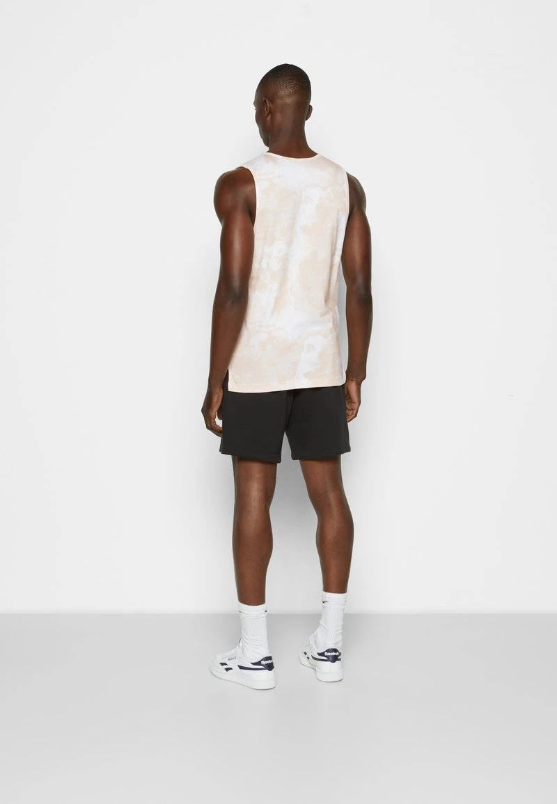 Reebok Classic Homme AOP TANK Débardeur Stucco 4 Reebok Classic Homme AOP TANK Débardeur Stucco – Image 4