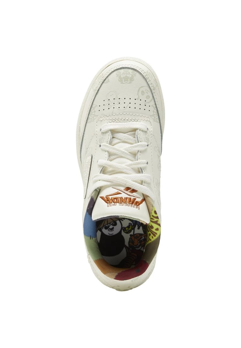 Reebok Classic Unisex CLUB C 85 KUNG FU PANDA Baskets Basses White 2 Reebok Classic Unisex CLUB C 85 KUNG FU PANDA Baskets Basses White – Image 2
